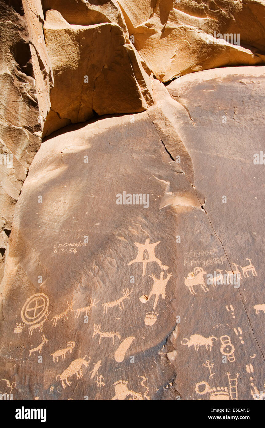 Paper Roc Utah Newspaper Rock, Newspaper Rock Recreation Site, Utah Stock Photo - Alamy
