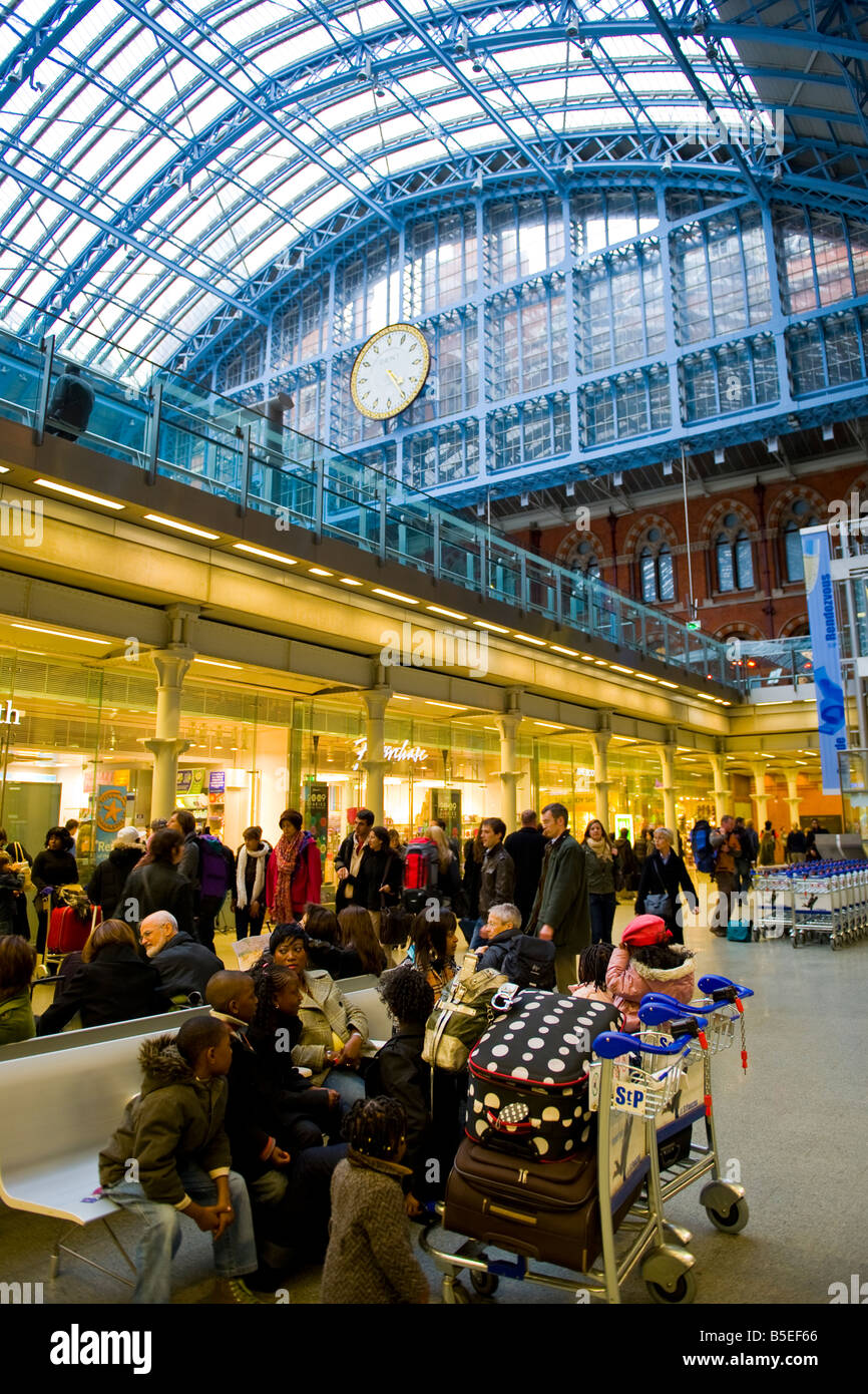Luggage trolleys st pancras london hires stock photography and images