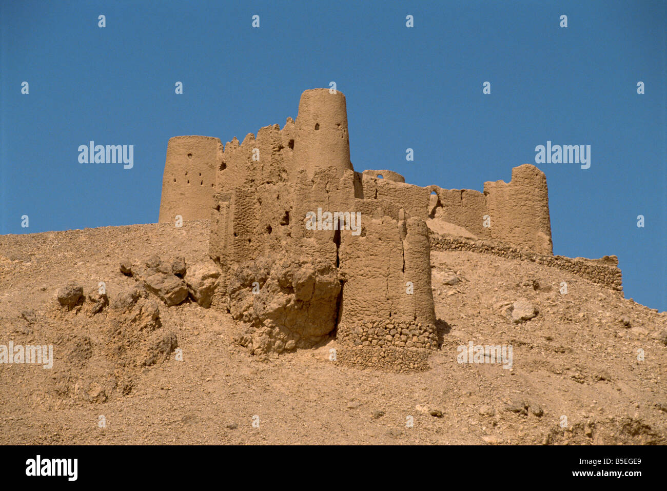 Fort on hilltop at the Sultan's customs post, Tarim, in the Wadi Hadramaut, south Yemen, Middle East Stock Photo