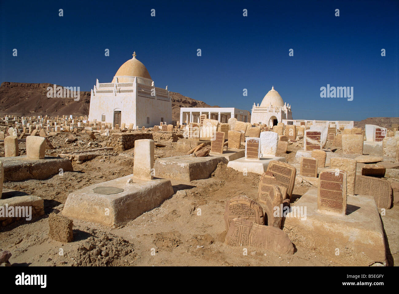 Old graves and tombs in the Einat Cemetery, near Tarim, in the Wadi Hadramaut, Yemen, Middle East Stock Photo