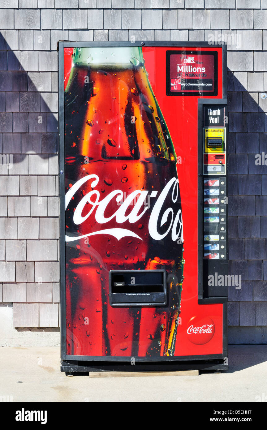 Coca Cola Coke soda pop vending machine Stock Photo - Alamy