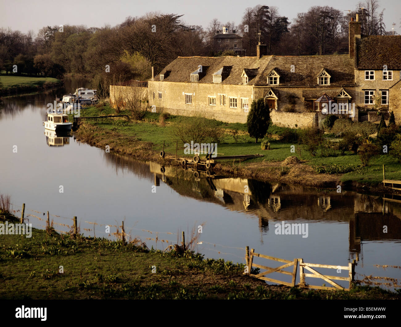 village-with-houses-in-countryside-wansford-cambridgeshire-river-great