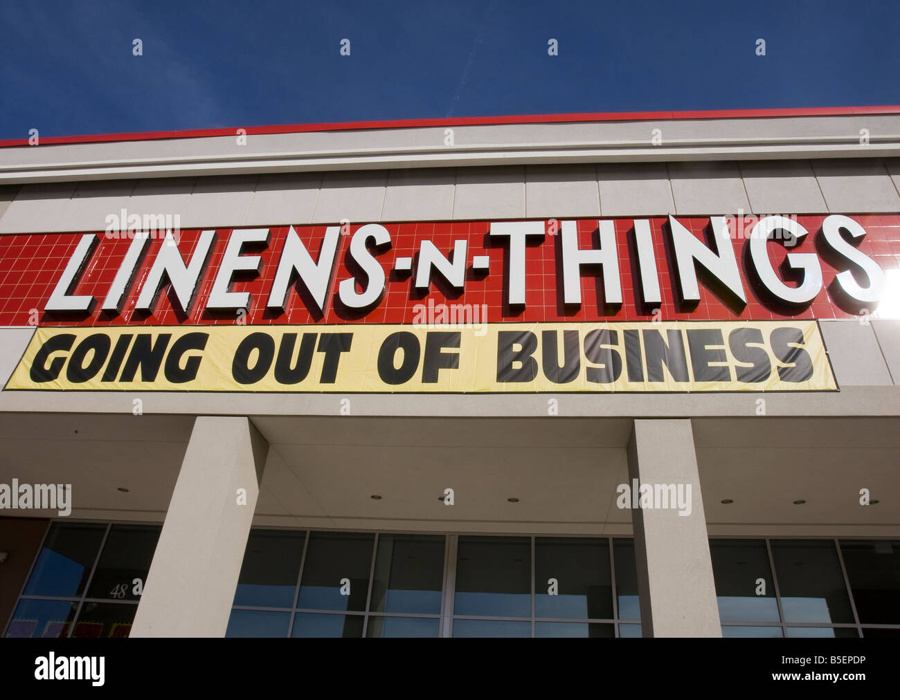 Sign announcing that a store is going out of business Stock Photo