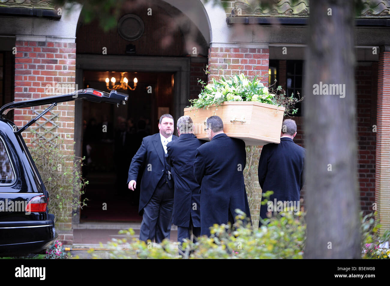 Jeremy Beadle s funeral today in Finchley Stock Photo Alamy