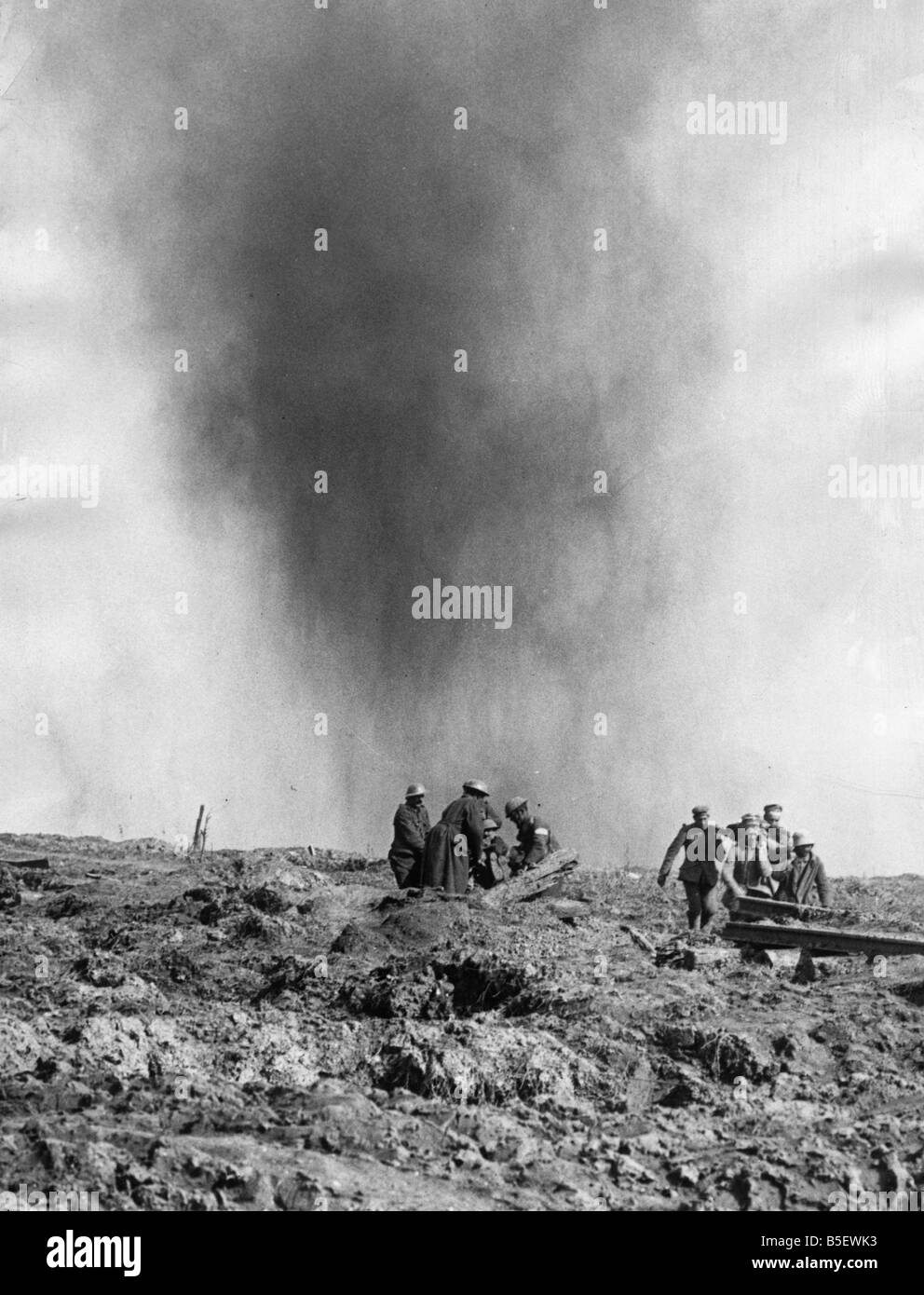 Bringing the wounded across no man's land whilst under fire October 1916 Stock Photo