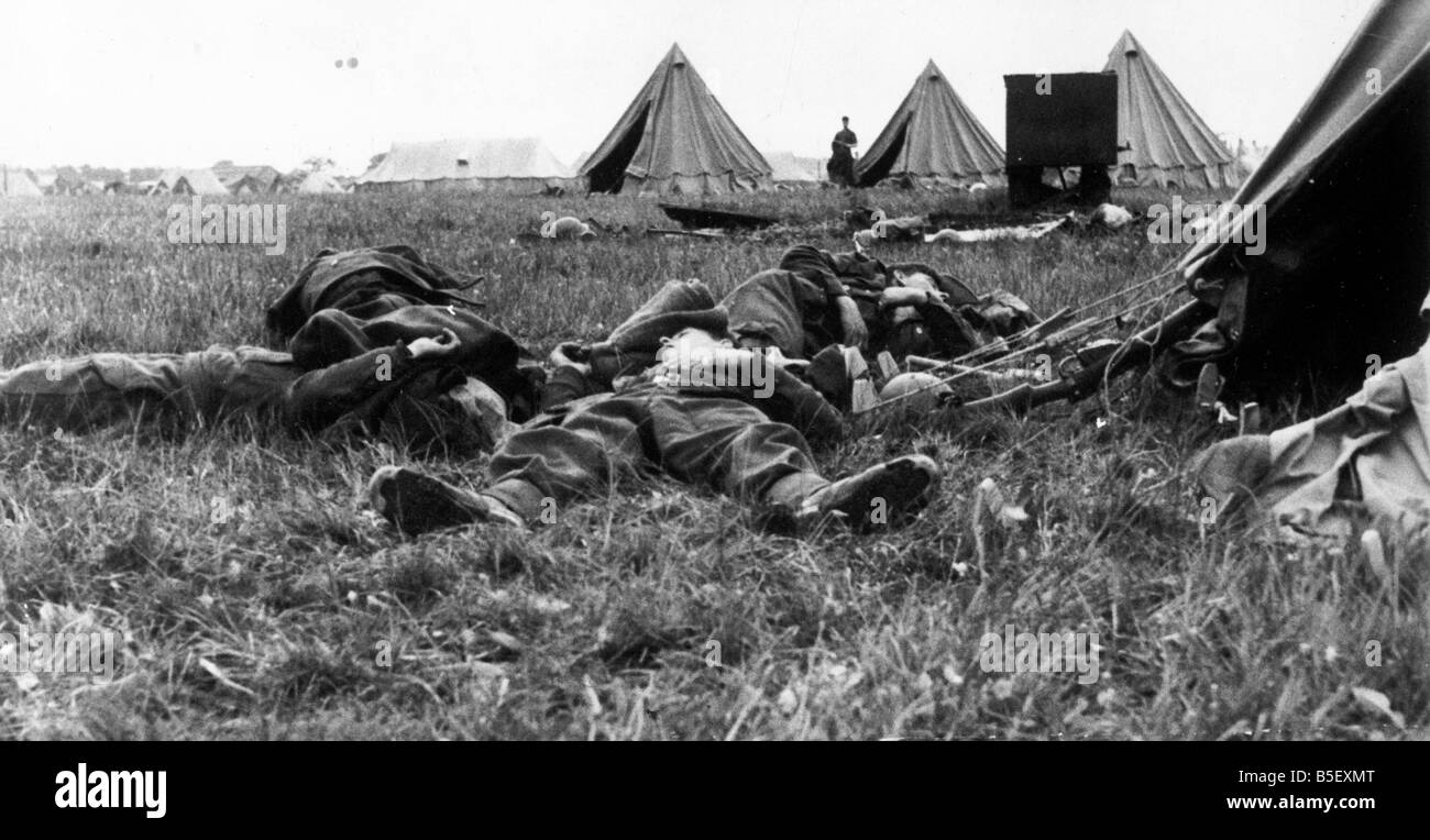 Evacuation of the British Expeditionary Force from Dunkirk, Northern France. ;Tired troops sleeping at a makeshift army camp in Stock Photo
