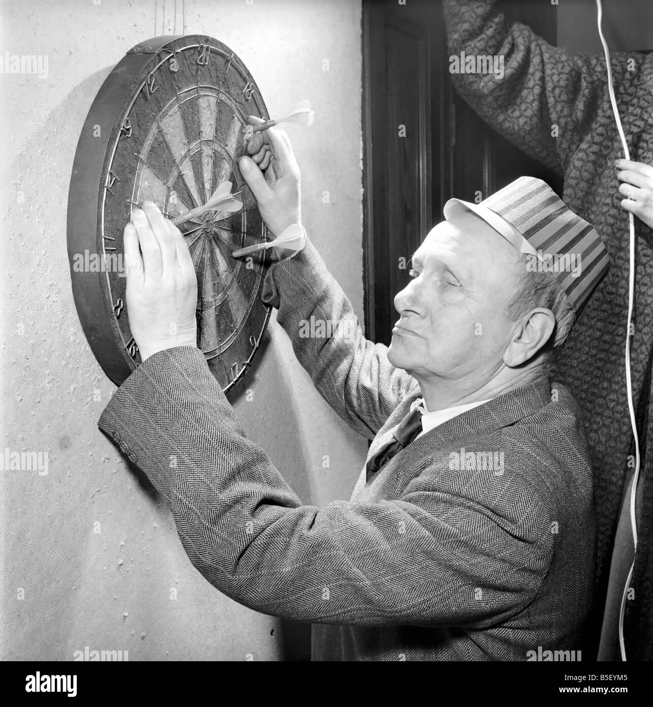 Pub Games Darts Blind darts players. 1954 A62005 Stock Photo Alamy