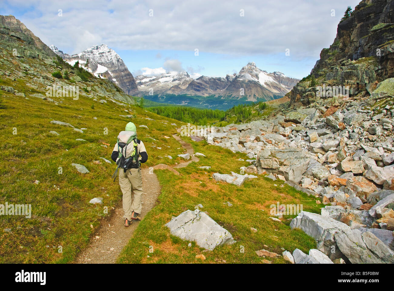 Hiking in yoho national park hi-res stock photography and images - Alamy