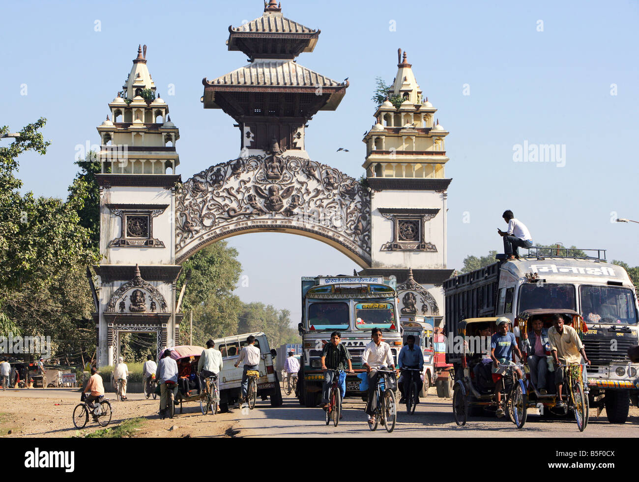 Nepal+India: Gate marks the border between India and Nepal at the nepalese town of Birgunj Stock Photo