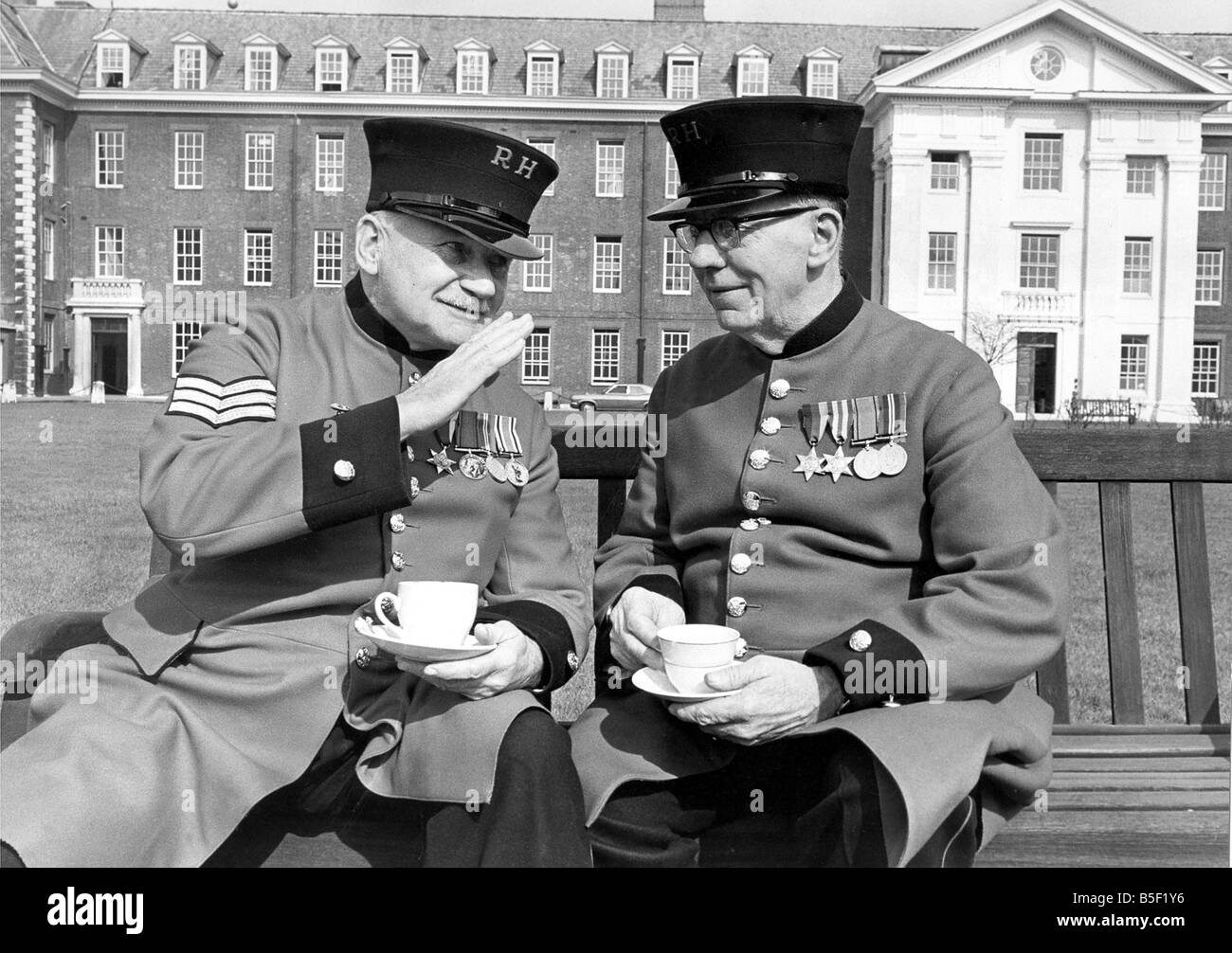 Reminiscing in the grounds of the Chelsea Royal Hospital over a cup of tea is Pensioner Bainbridge from Stockton on Tees and Pensioner thomas Frederick Hunter who comes form Middlesbrough Stock Photo