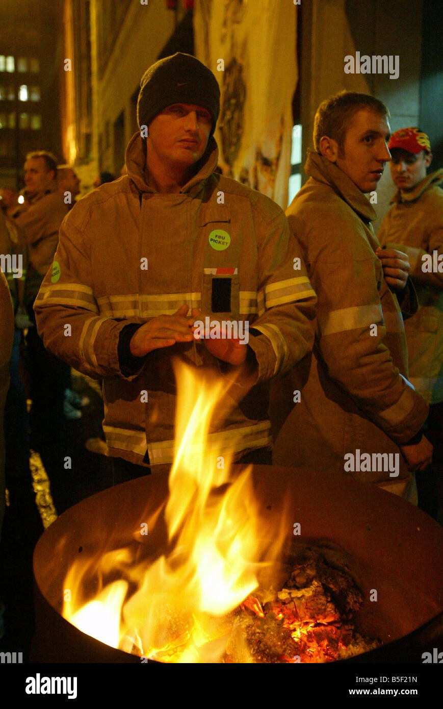 Firefighters Firemen Strike November 2002 firefighters on the picket line at Pilgrim Street Fire Station Newcastle Stock Photo