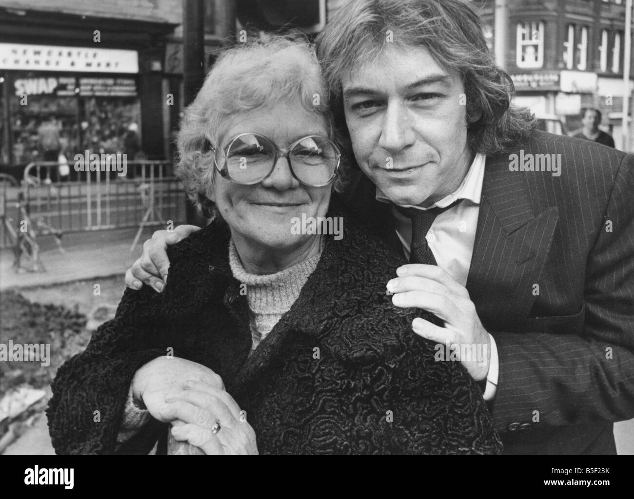 Eric Burdon the former singer of the group The Animals returned to Tyneside  to attend a film in which he featured Eric is pictured with mother Iris 15  11 82 Stock Photo - Alamy