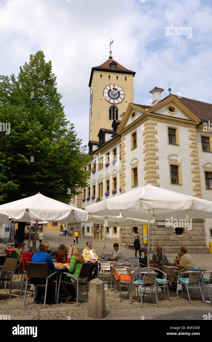 Street cafe in Kohlenmarkt looking towards the Altes Rathaus, Regensburg, Bavaria, Germany Stock Photo