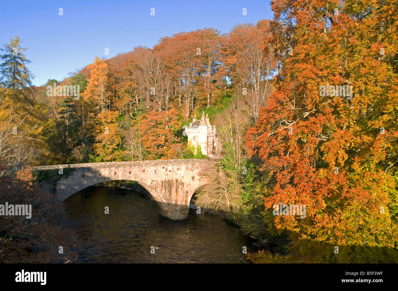 The old bridge of Avon and Castle Gatehouse at Ballindalloch Morayshire, Scotland.  SCO 1125 Stock Photo