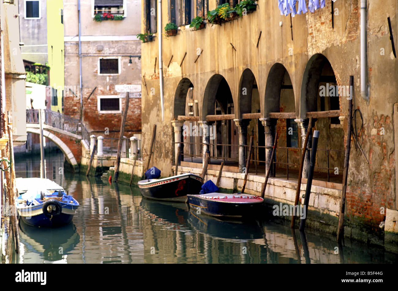 Venice alley hi-res stock photography and images - Alamy