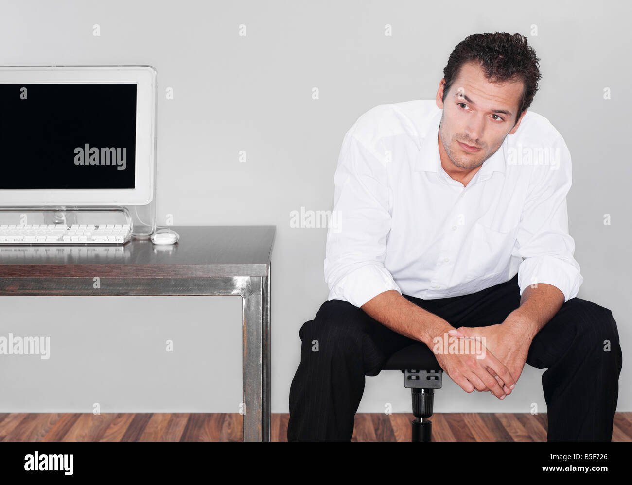Man sitting computer screen hi-res stock photography and images - Alamy