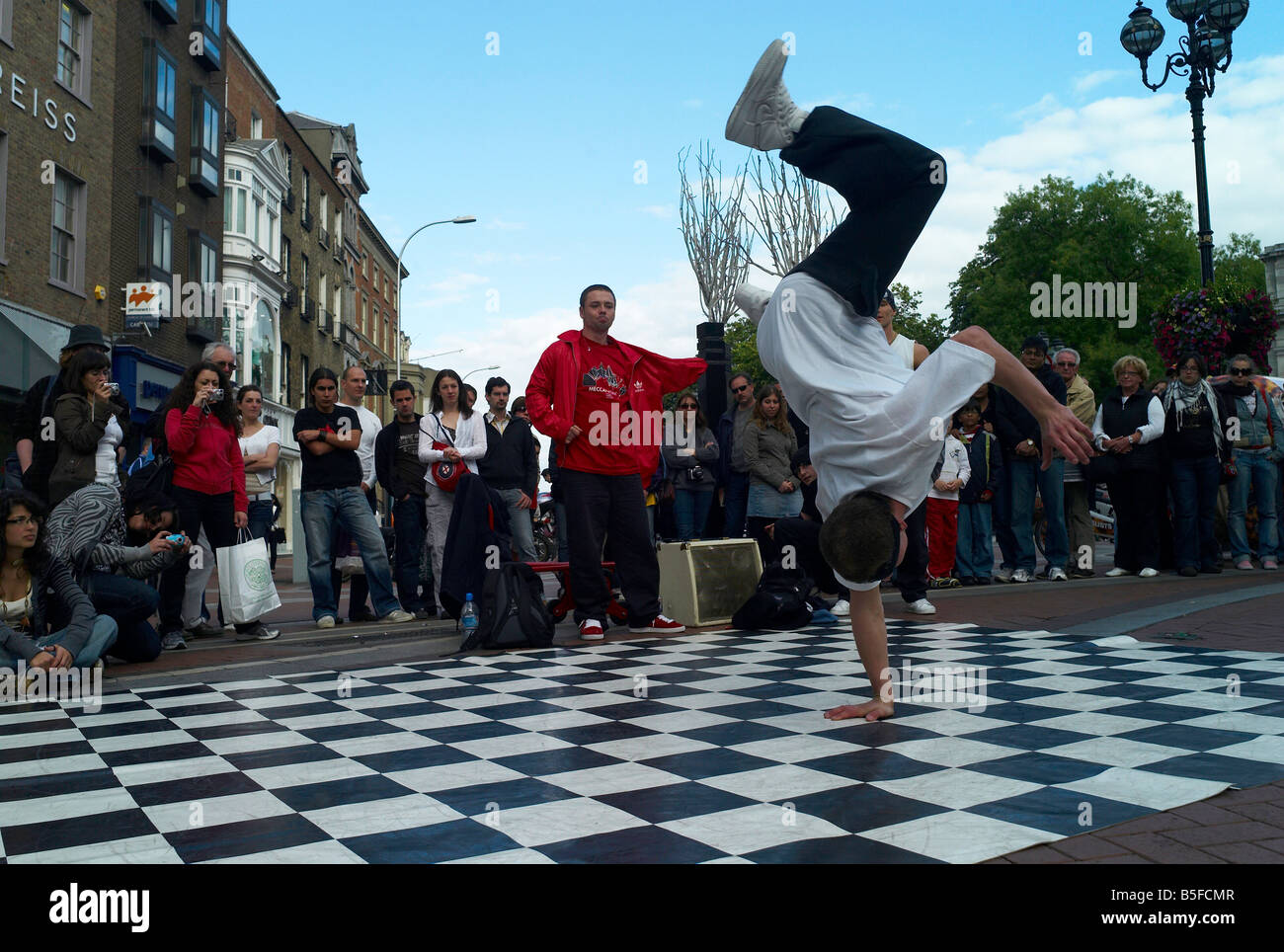 Busking dublin hi-res stock photography and images - Alamy