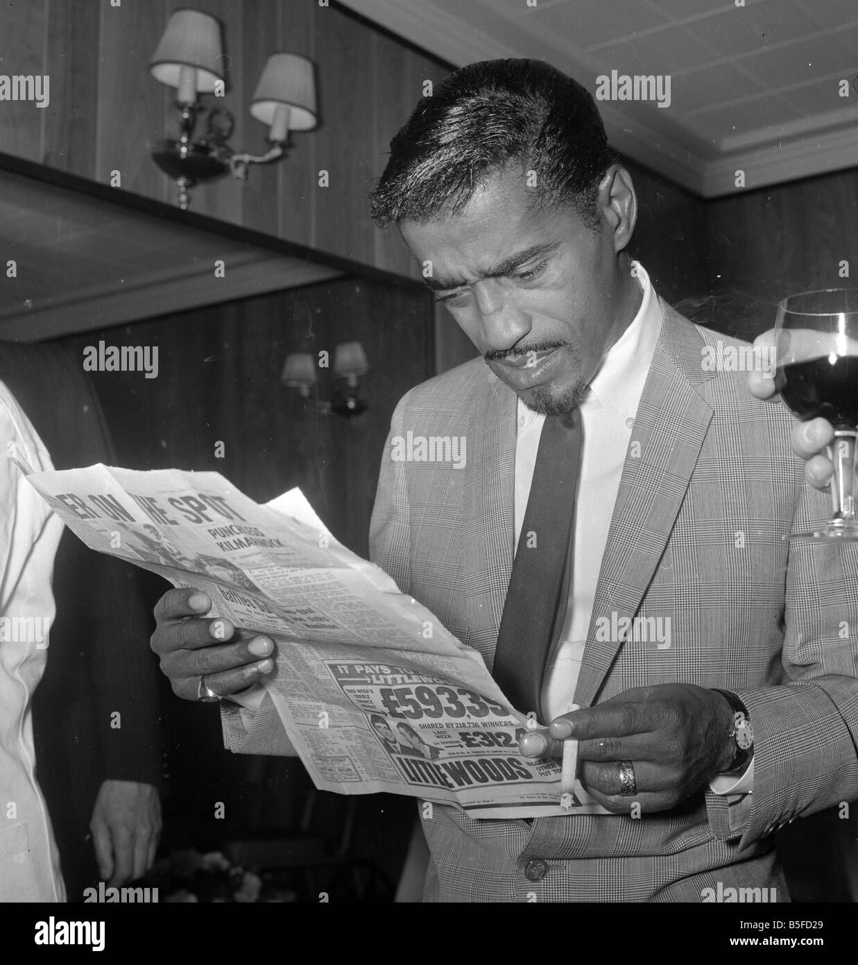 Sammy Davis Jnr at Mayfair Hotel in a rare serious pose after reading 'the so called report of his marriage break-up' May 1966 Stock Photo