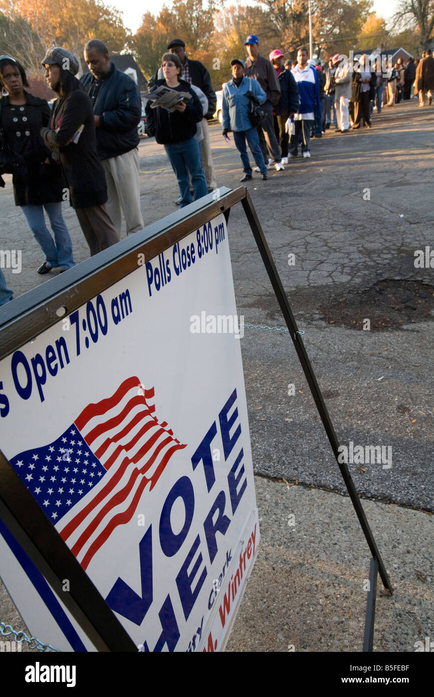 Long lines of people wait to vote in Detroit in 2008 Presidential election Stock Photo
