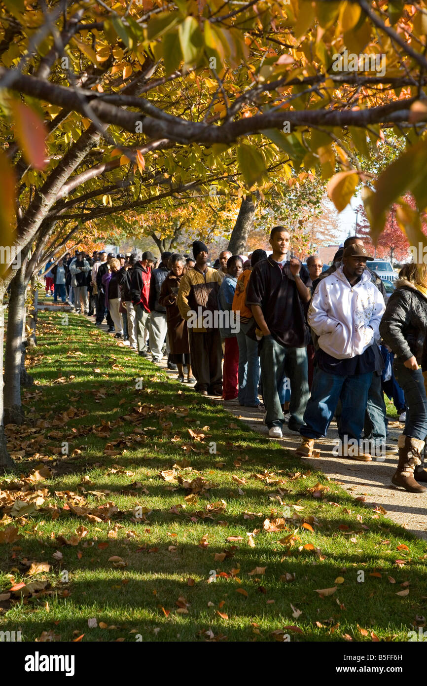Long lines of people wait to vote in Detroit in 2008 Presidential election Stock Photo