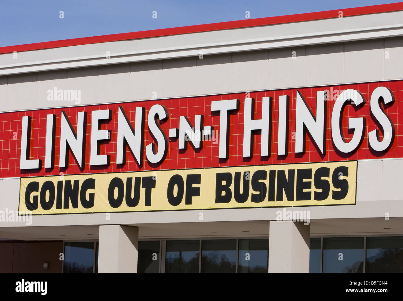 Sign announcing that a store is going out of business Stock Photo