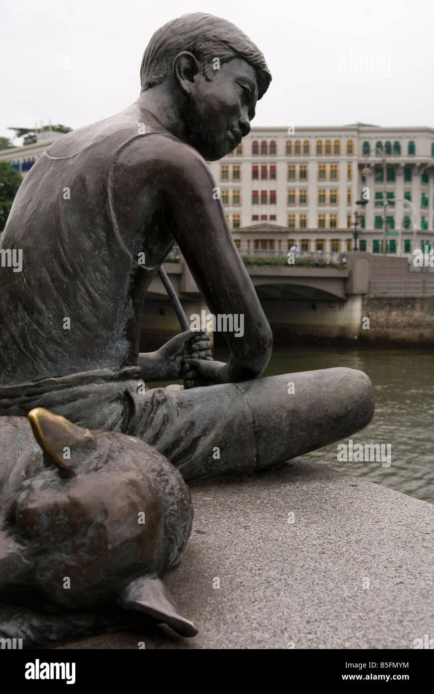Fishing at Singapore River, a bronze sculpture by artist Chern Lian