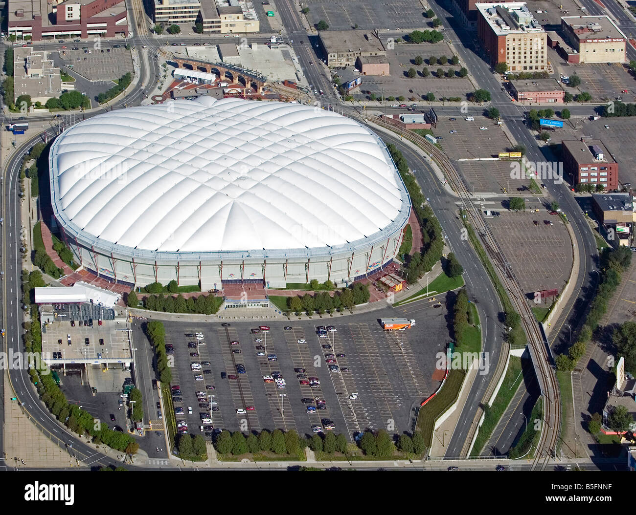 aerial-view-above-metrodome-stadium-minneapolis-minnesota-B5FNNF.jpg