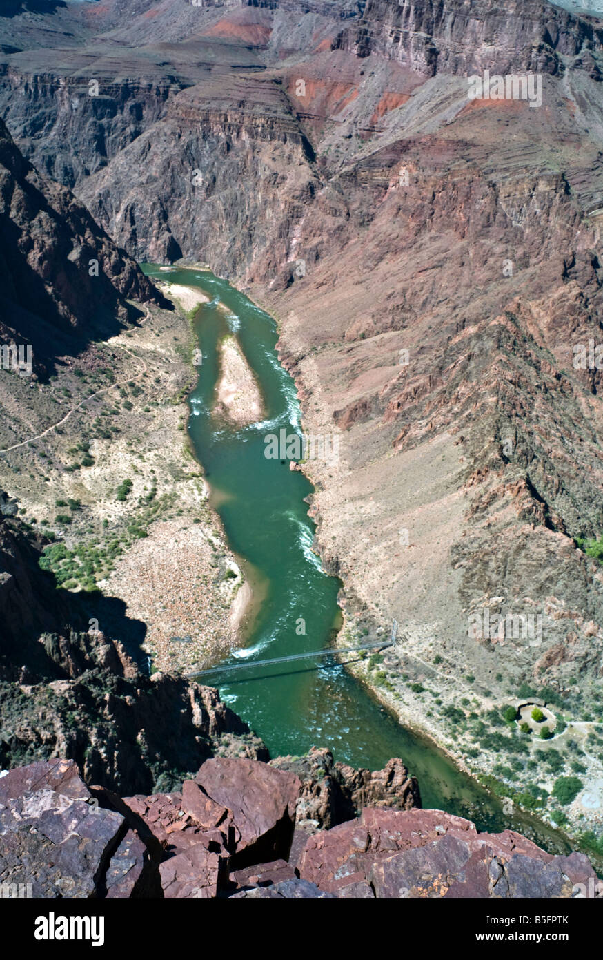 ARIZONA GRAND CANYON View straight down to the Silver suspension bridge over the Colorado River from the South Kaibab Trail Stock Photo