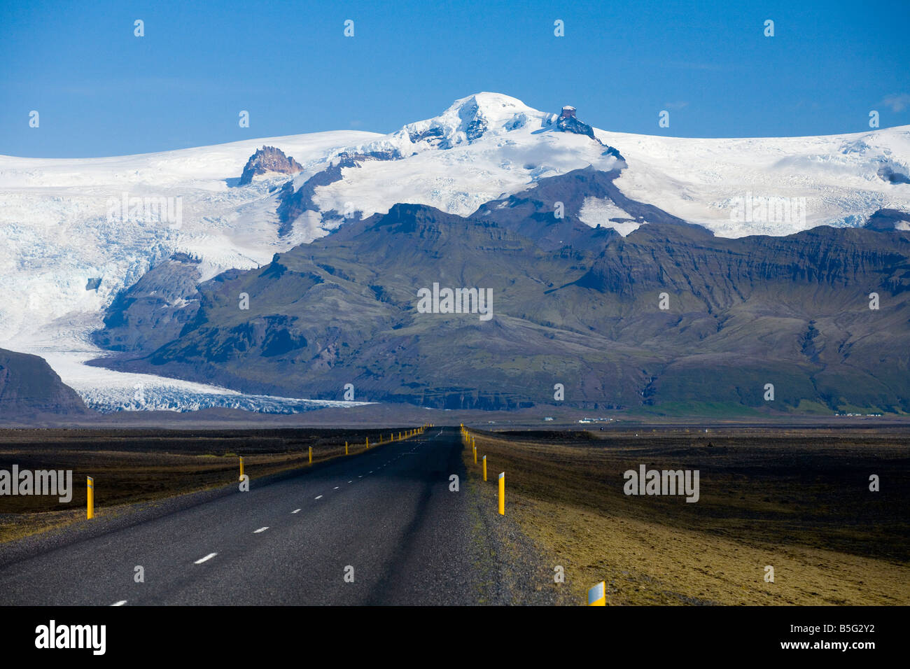 Горы в исландии название. Монохромный рельеф. Гора в исландии киркьюфедль. Гора в исландии киркьюфедль. Рейкьявик горы.