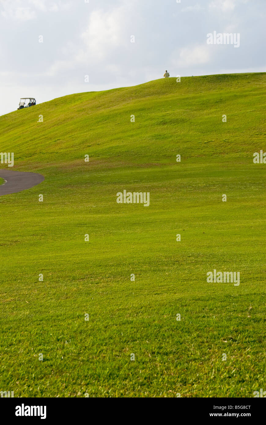 Bermuda golf courses st george golf course uphill hilly green golfer at top height bermudian sports Stock Photo