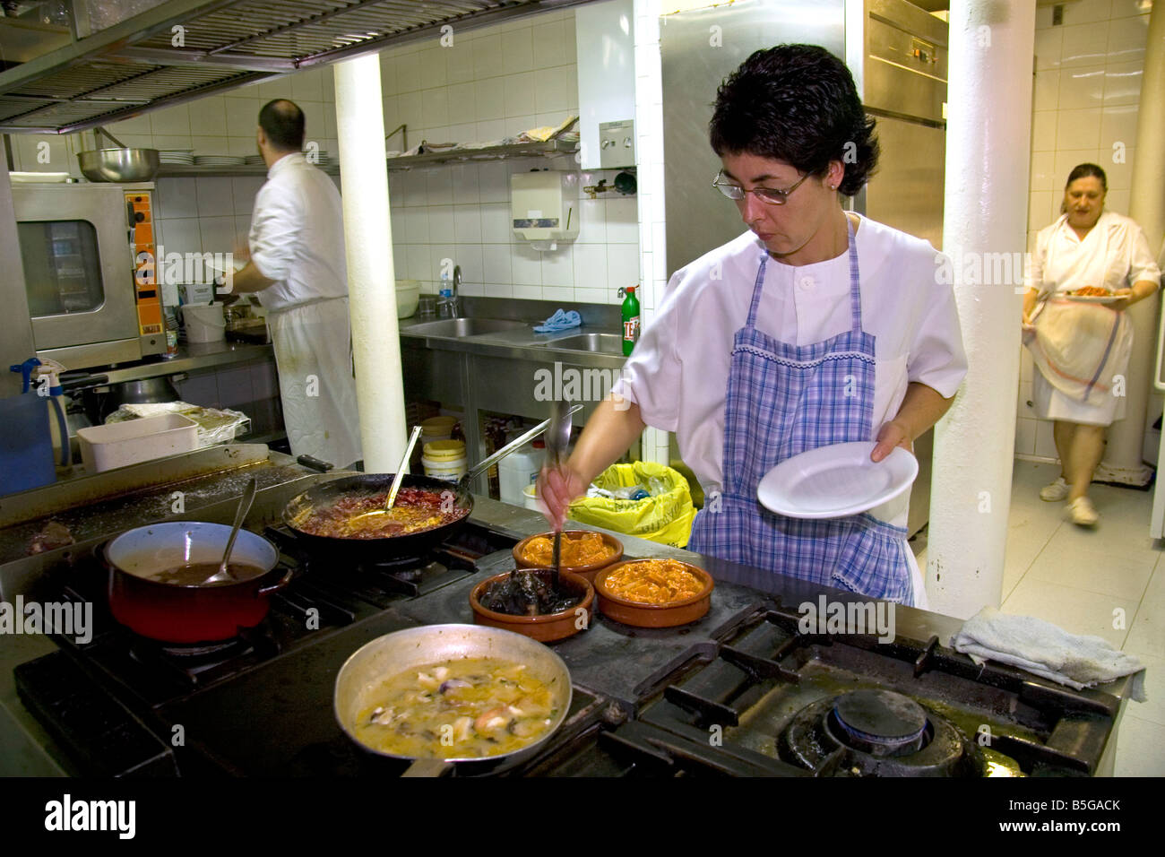 Kitchen chef restaurant eat food hi-res stock photography and images ...