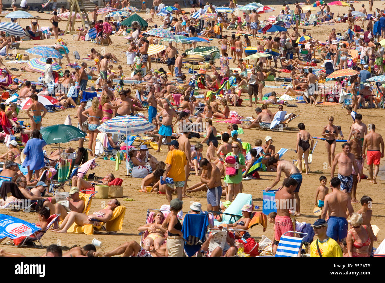Crowded beach scene hi-res stock photography and images - Alamy