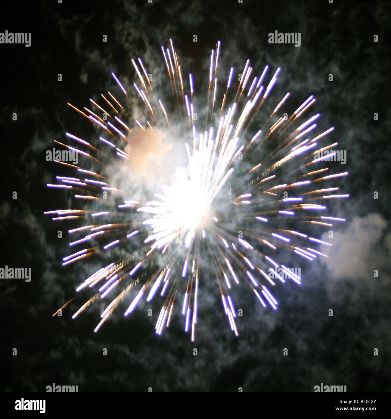 Roman candle fireworks hires stock photography and images Alamy