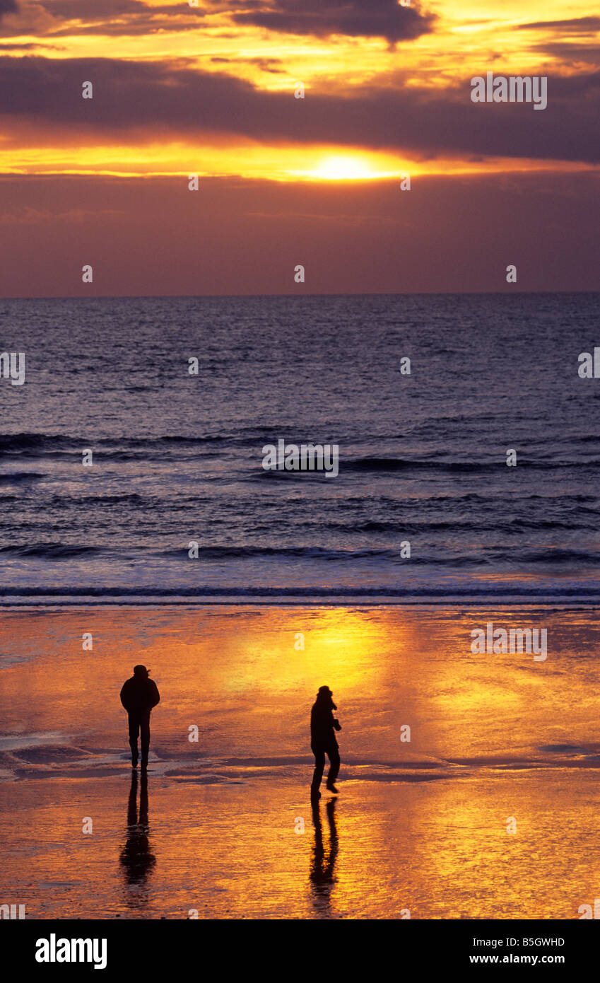 Man woman couple walking apart hi-res stock photography and images - Alamy