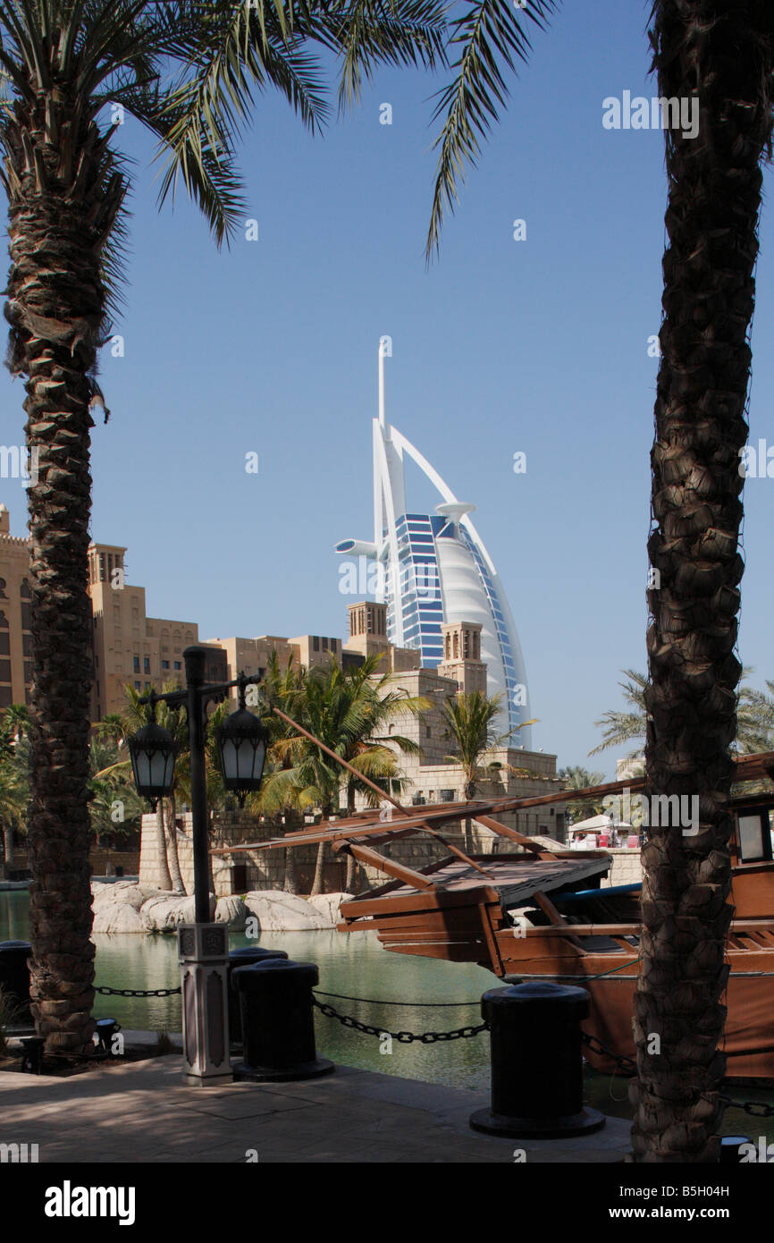 Arab ship building hi-res stock photography and images - Alamy