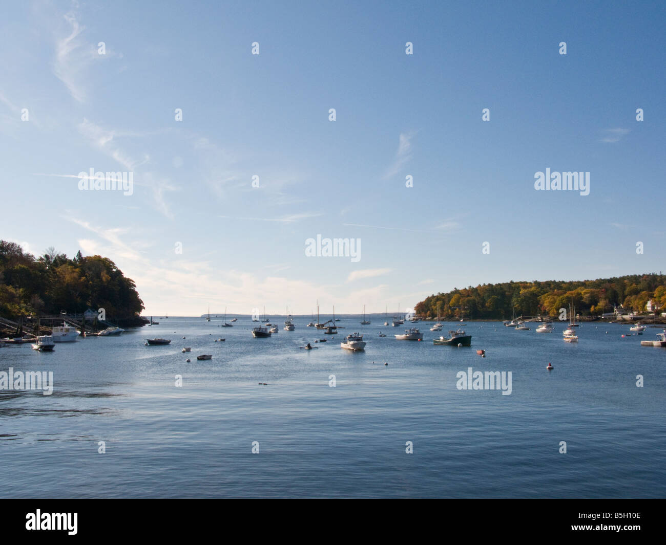 sailboats and fishing boats in rockport maine harbour Stock Photo Alamy