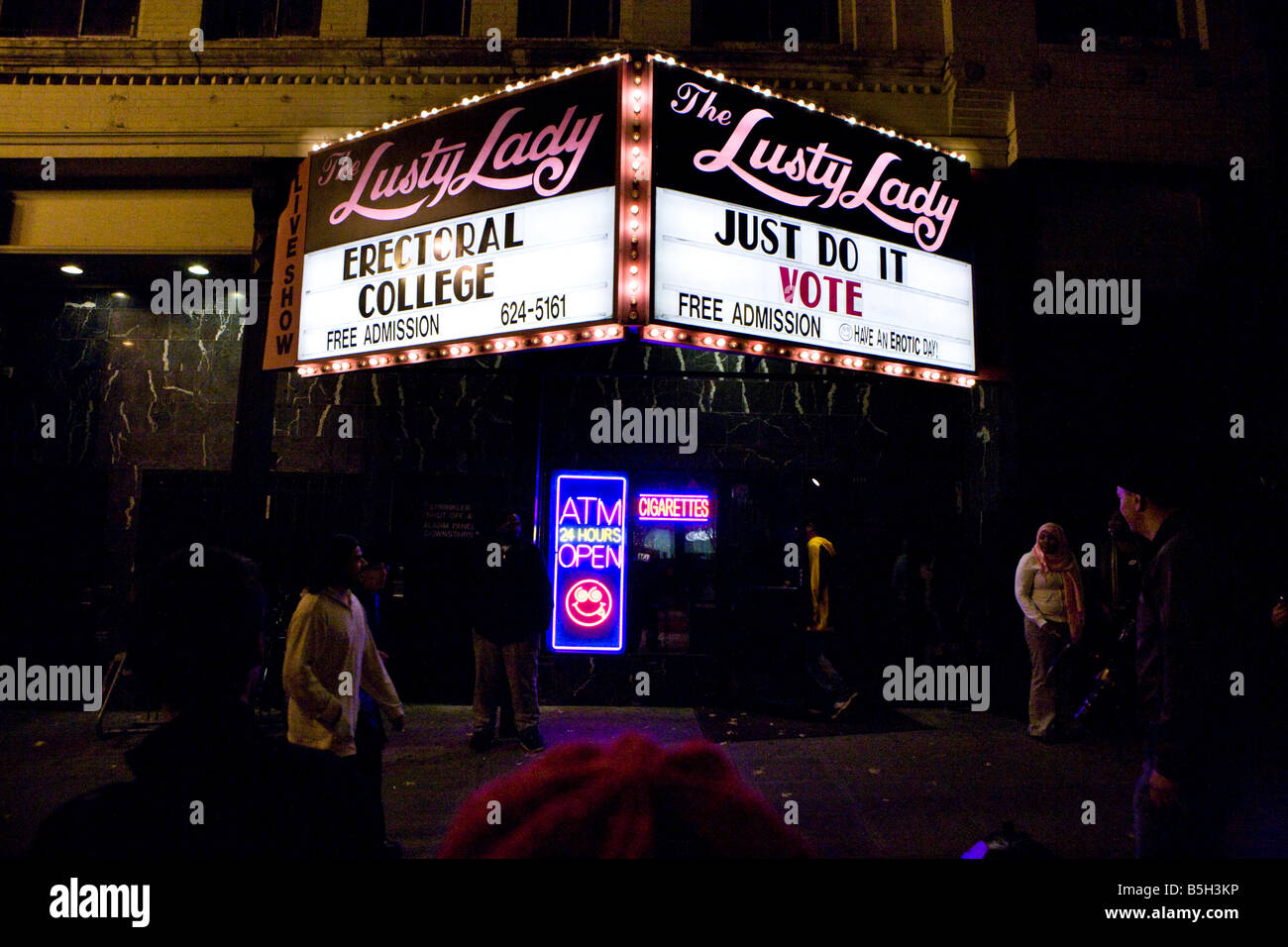 Seattle, 04.11. 2008. People gather spontaneously on the streets of Seattle to celebrate the historic victory of Barack Obama. Stock Photo