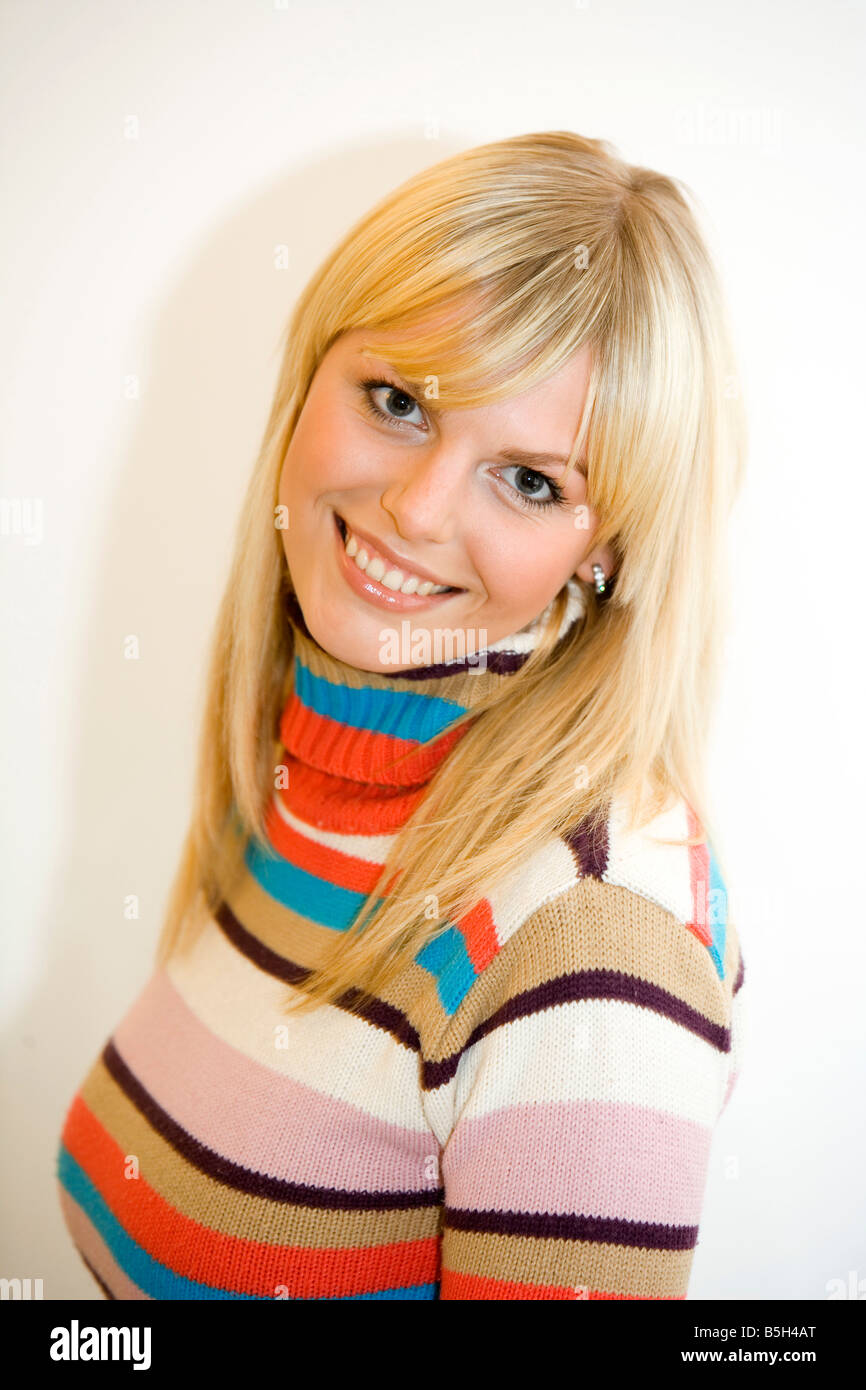 Junge Blonde Frau Portrait Of Young Blonde Woman Stock Photo Alamy