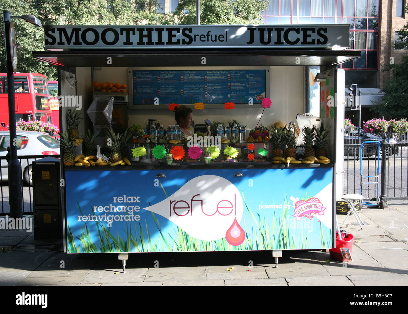 Smoothies and juice kiosk in London street Stock Photo Alamy