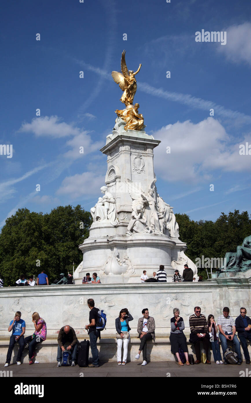 Queen Victoria Memorial London Stock Photo Alamy