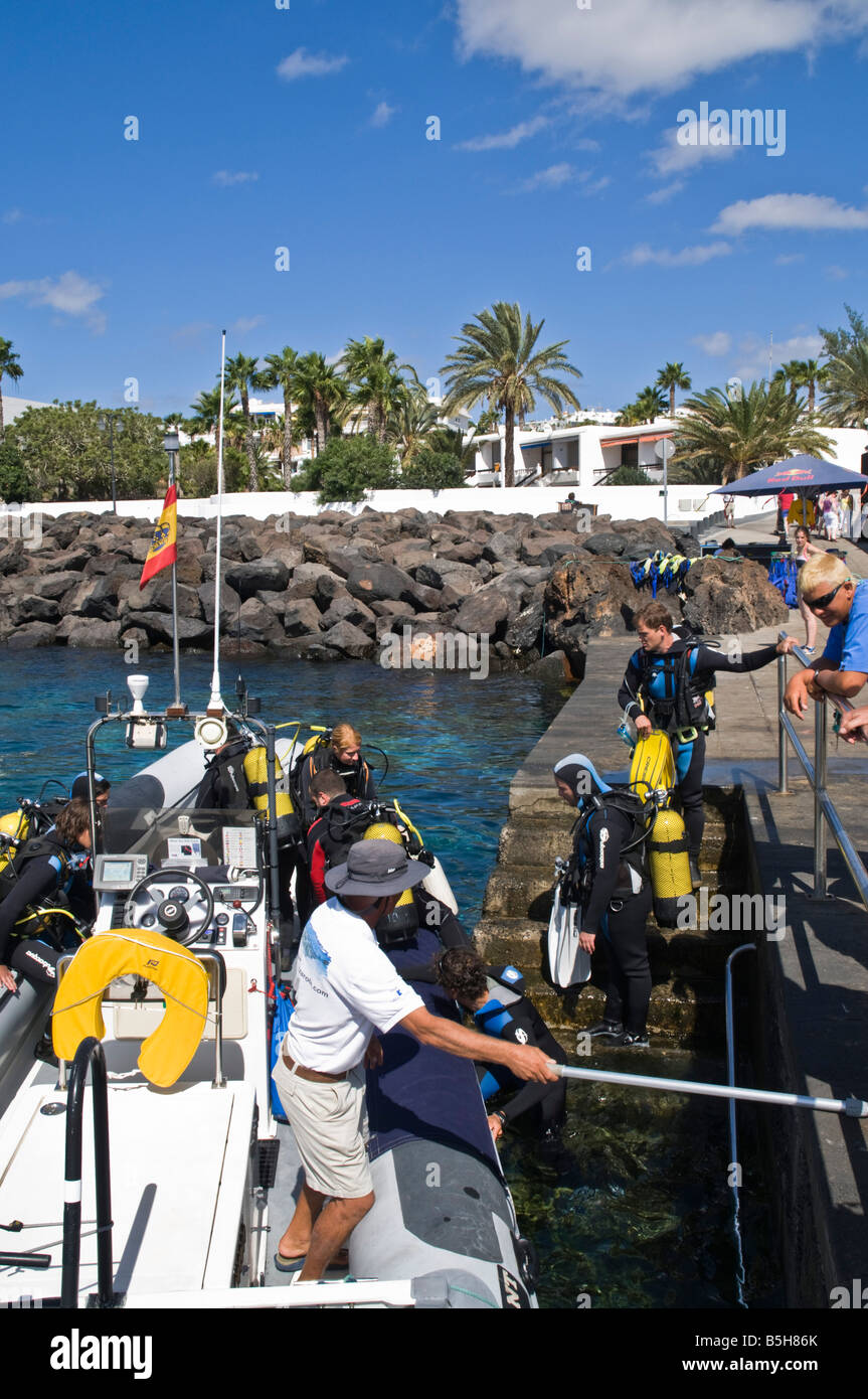 dh PUERTO DEL CARMEN LANZAROTE Holidaymaker divers boarding dive boat