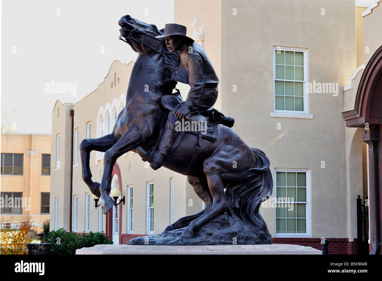 Sculpture by Jo Saylors depicting the land run in front of the Ponca