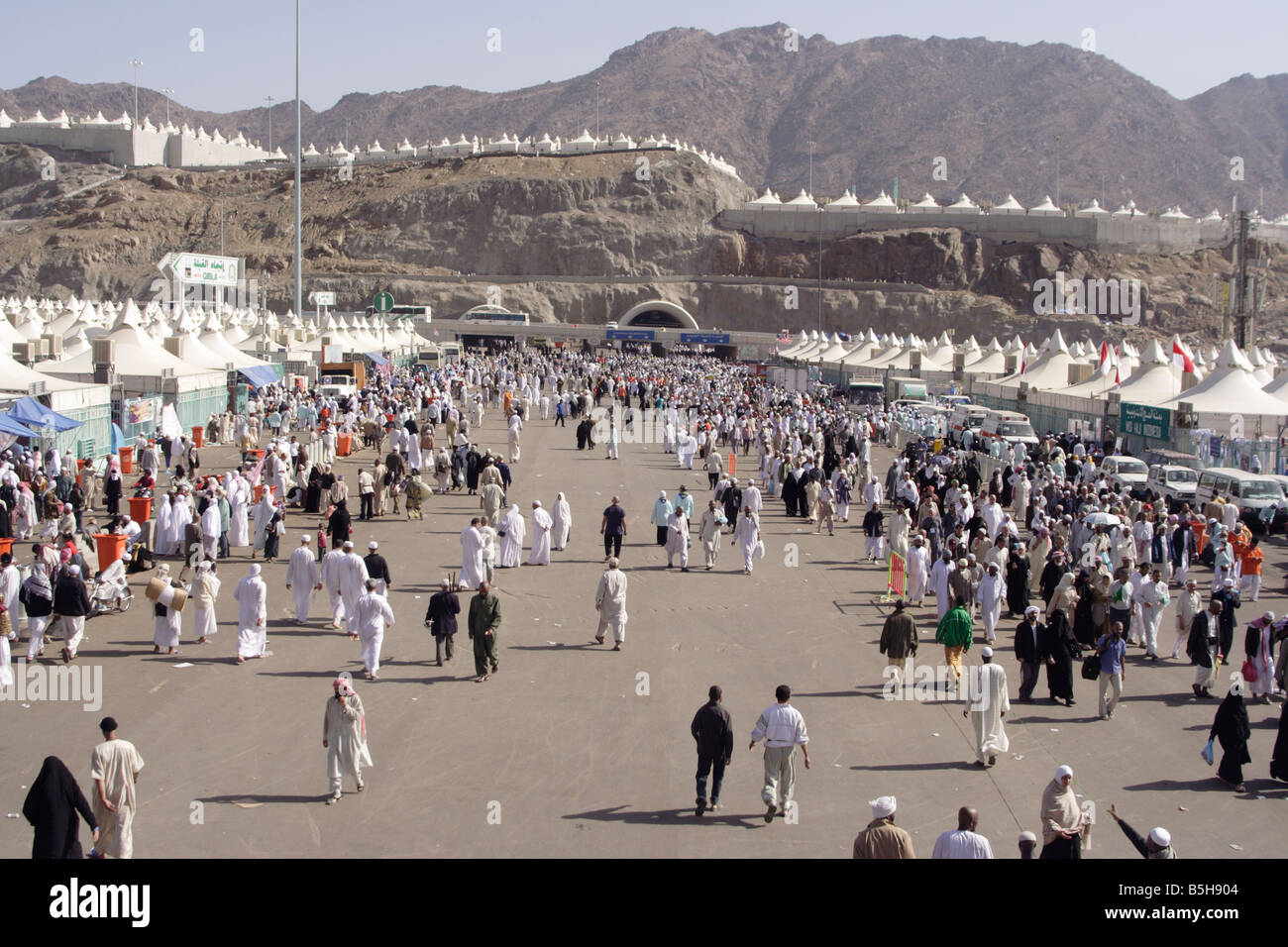 Pilgrims In Mina During The Hajj Stock Photo Alamy