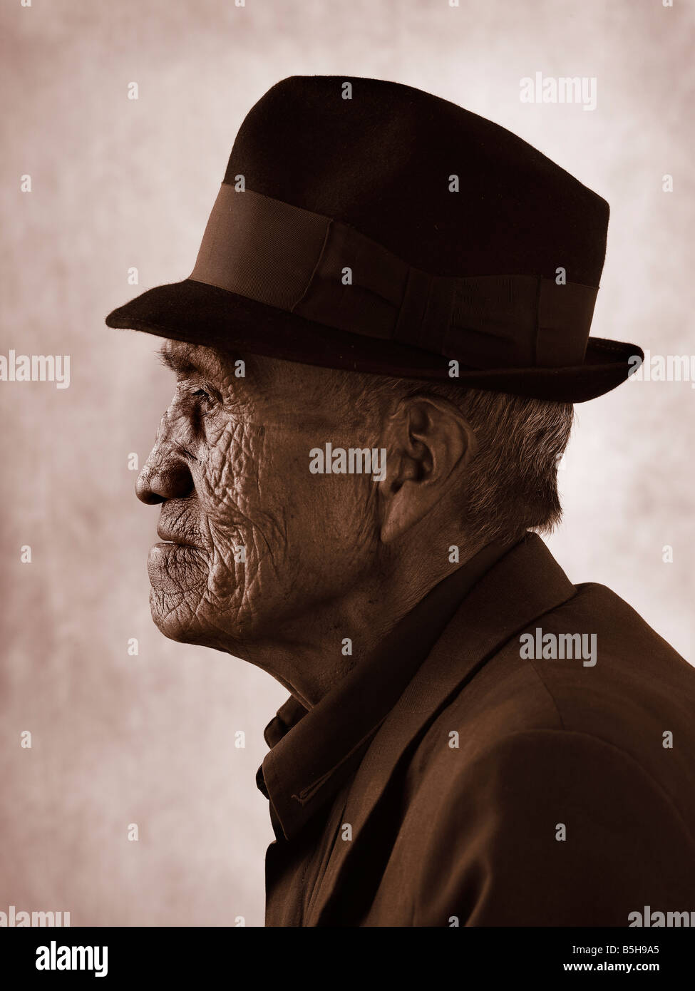 Old man profile portrait hi-res stock photography and images - Alamy