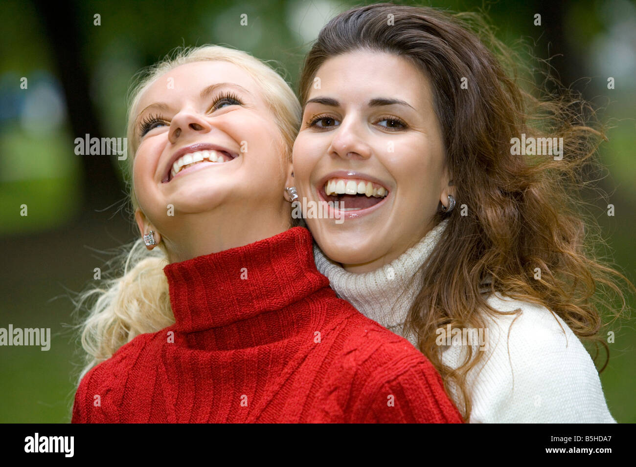 2 Frauen im Herbst, two women in autumn Stock Photo Alamy