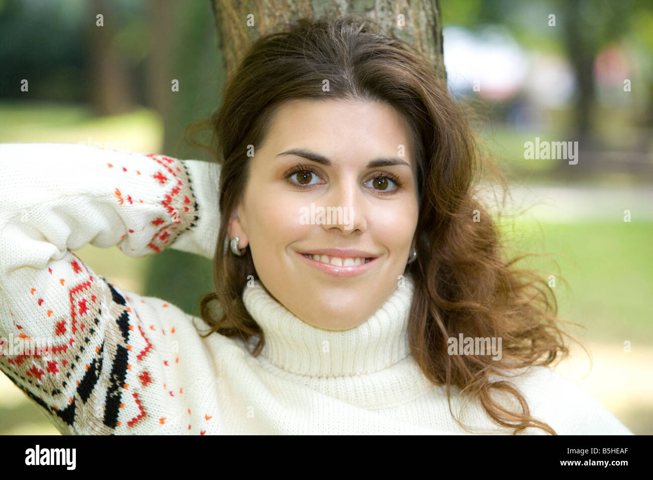 Junge dunkelhaarige Frau im Herbst, Portrait, brunette woman in autumn Stock Photo