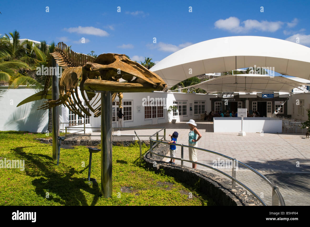 dh Museum PUERTO CALERO LANZAROTE Mother and child looking at whale skeleton outside Whale and Dolphin Museum Stock Photo