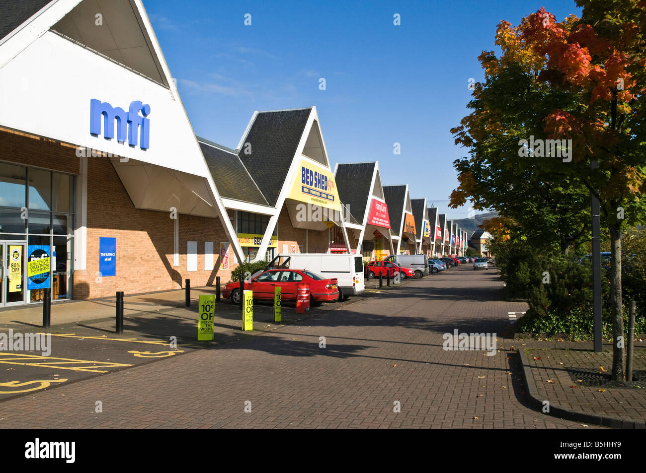 dh Springkerse Retail Park STIRLING STIRLINGSHIRE Shopping mall shops and parked cars outlets Stock Photo