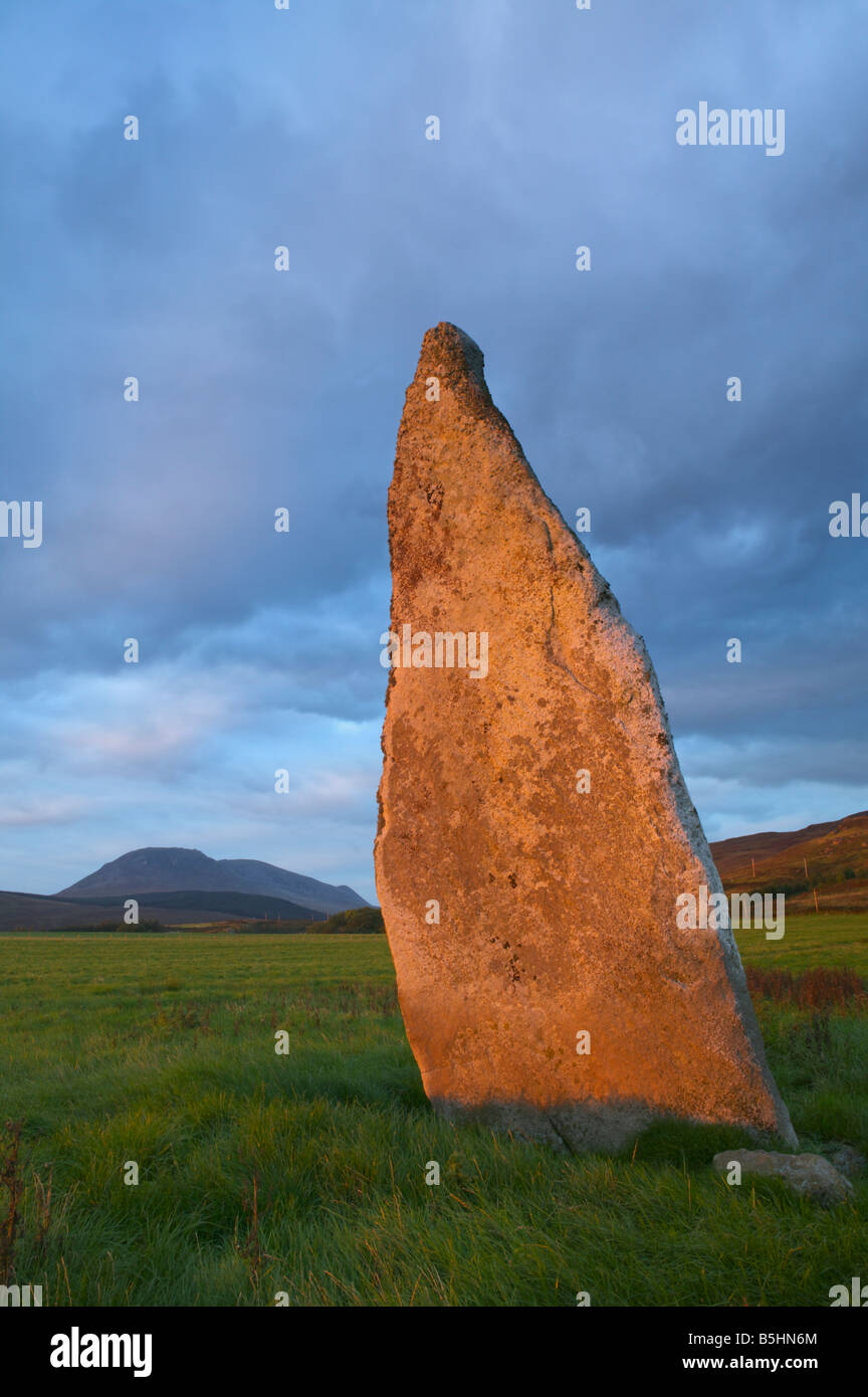 Auchencar Standing Stone, Auchencar, Isle of Arran, North Ayrshire, Scotland, UK. Beinn Bharrain in the ba Stock Photo