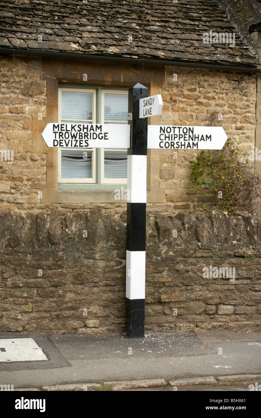 Traditional signpost hi-res stock photography and images - Alamy